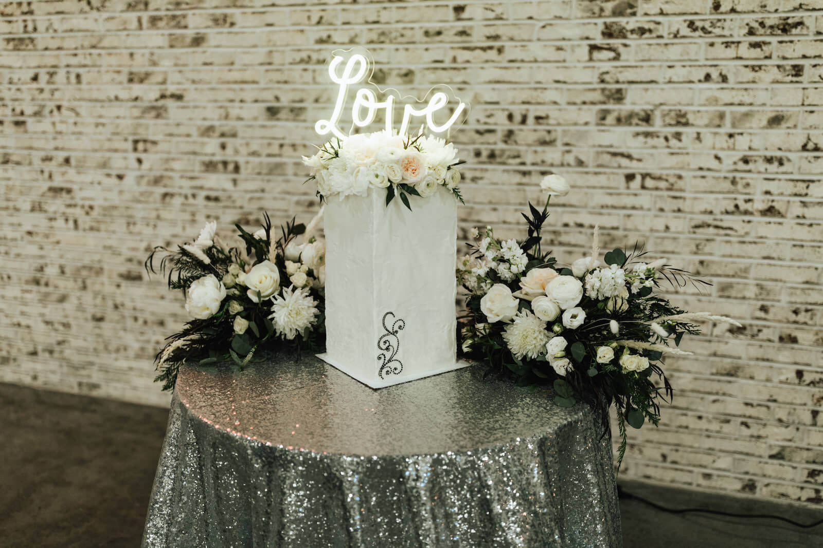 Use neon wedding signs for cake table Use neon wedding signs for cake table