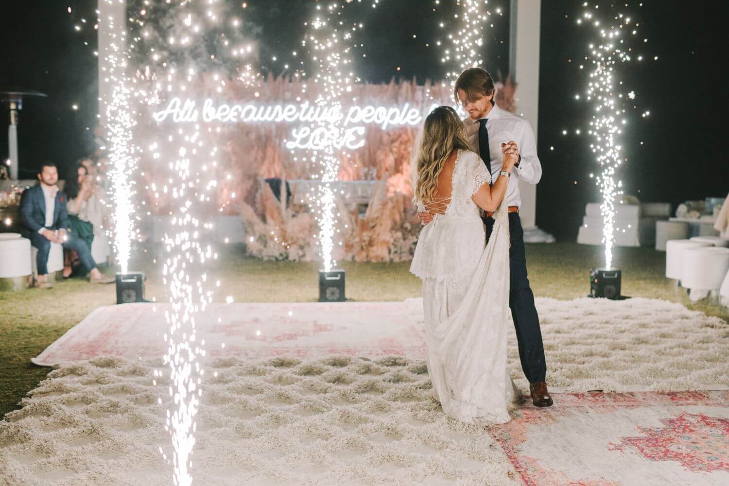 Use neon wedding signs for outdoor wedding venue Use neon wedding signs for outdoor wedding venue